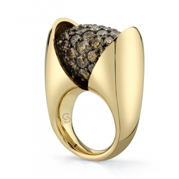 Gold ring with brown diamonds